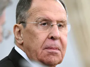 Mesajul afișat pe îmbrăcămintea lui Lavrov. Cum îi sfidează ministrul rus de Externe pe americani, înainte de întâlnirea din Alaska
