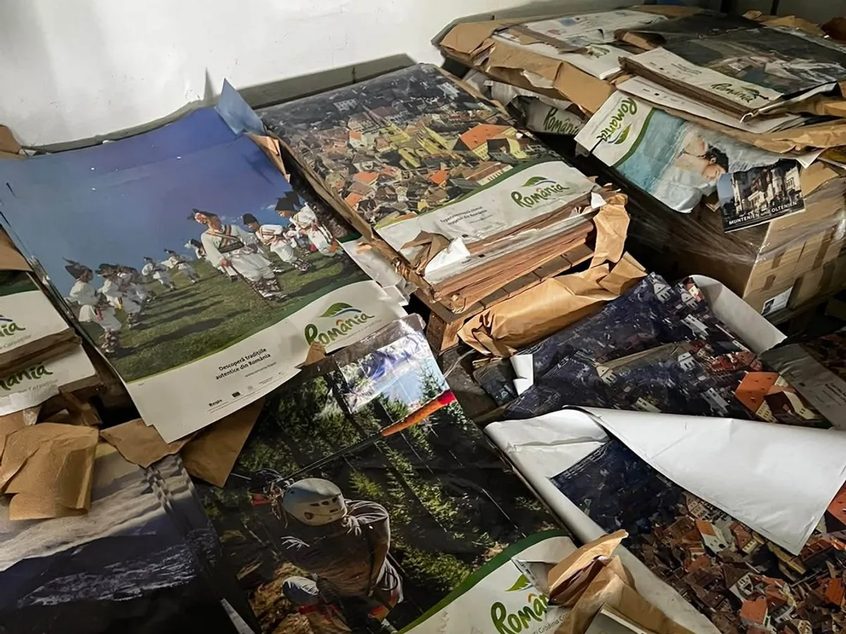 Mii de albume de promovare lăsate să putrezească - Foto: Facebook / Irinel Darău