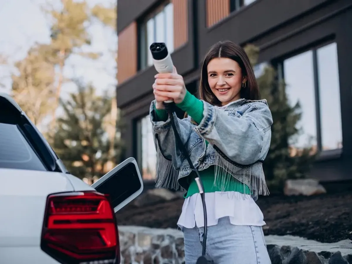 Efectul motorinei la 10 lei/l: Românii încep să nu se mai uite după mașini diesel, ci după mașini electrice SH