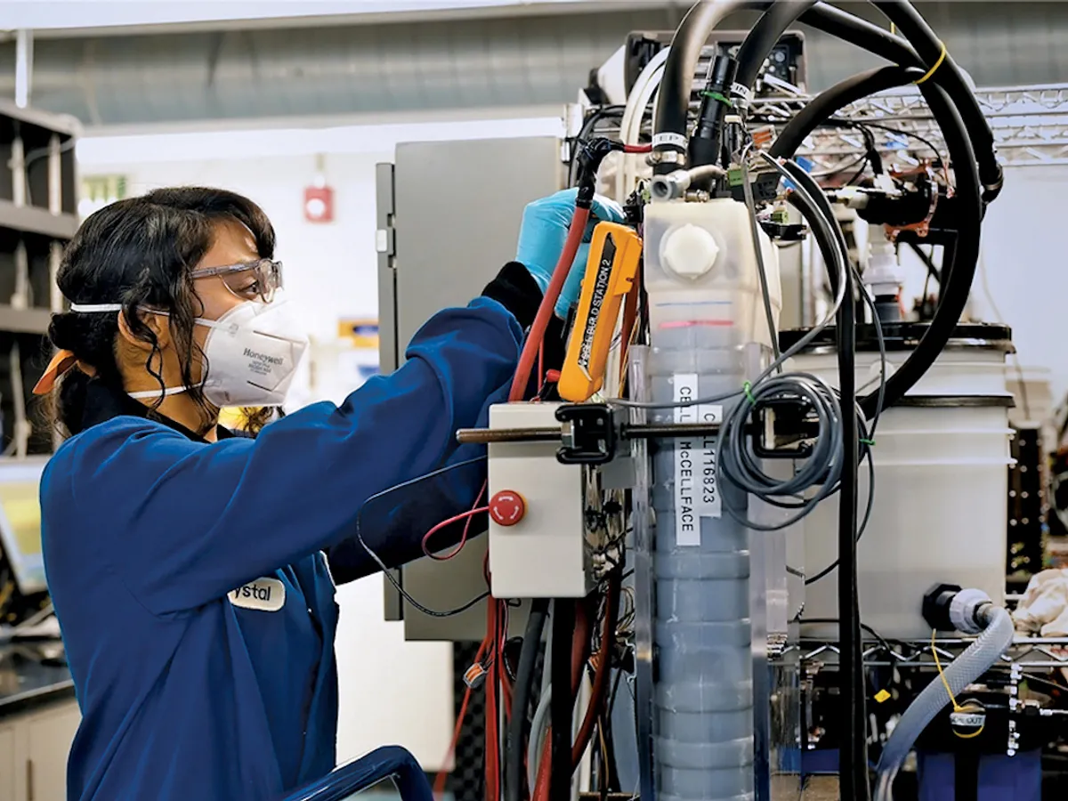 METAL GREU La lucru la Form Energy, un start-up din Somerville, Massachusetts, care dezvoltă baterii electrice din fier