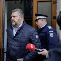 Măştile lui Victor Piţurcă erau lipite manual. Instalaţiile aduse de fostul selecţioner nu mergeau - Foto: Inquam Photos / George Călin