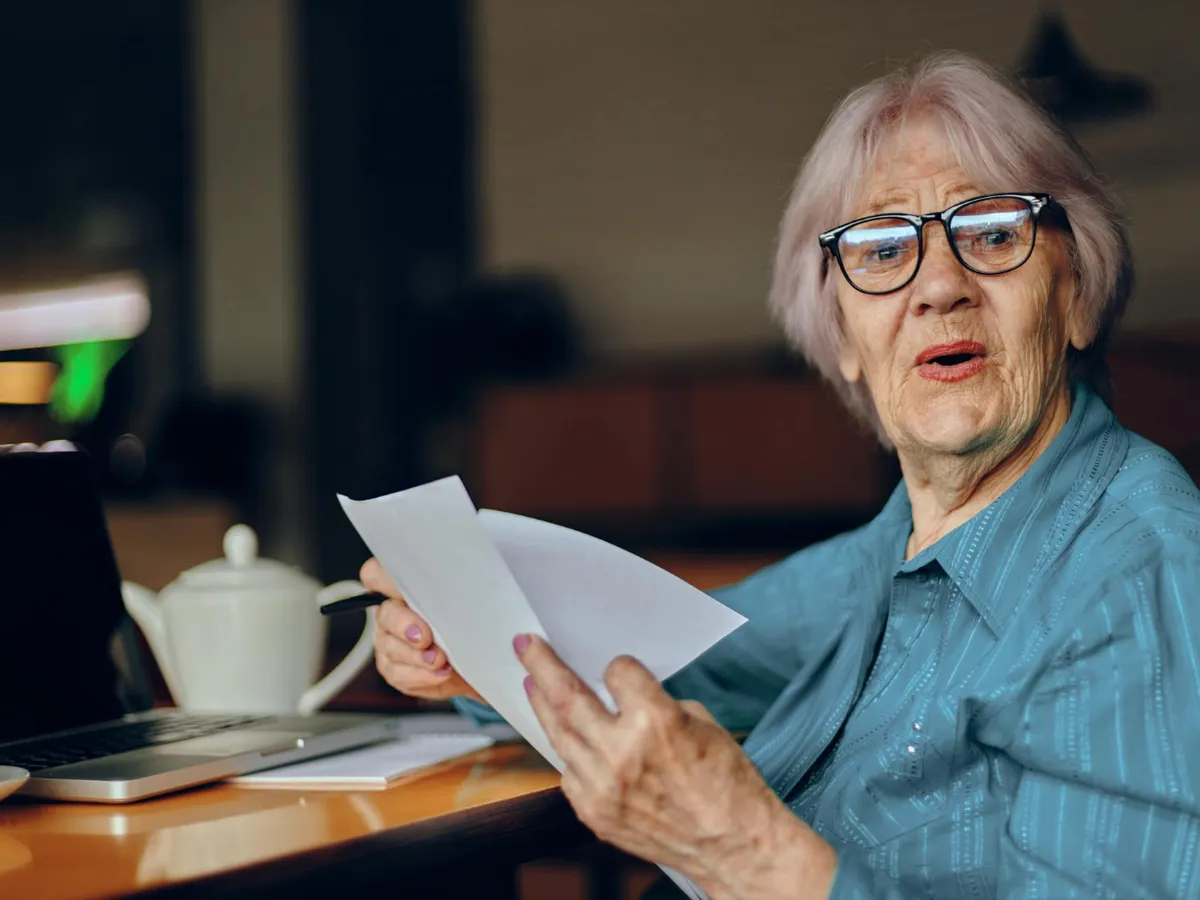 Care pensionari NU primesc pensie pe card în martie. Autoritățile spun că nu au documente în regulă foto: Freepik (fotografie cu caracter ilustrativ)
