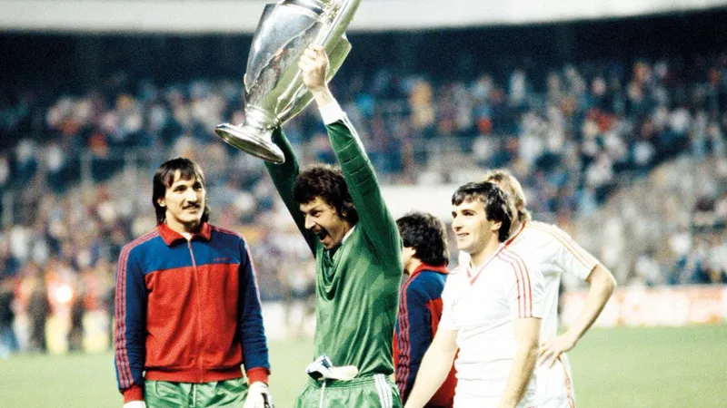 Steaua triumfă la Sevilia - Foto: Twitter / Romanian Footbal