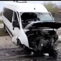 Zece persoane rănite, după ce un microbuz a intrat într-un cap de pod, în judeţul Olt/FOTO: Youtube/Gazeta de Sud