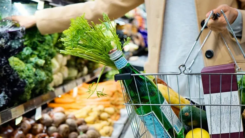 femeie făcând cumpărături în hypermarket - Foto: Pexels/Tara Clark