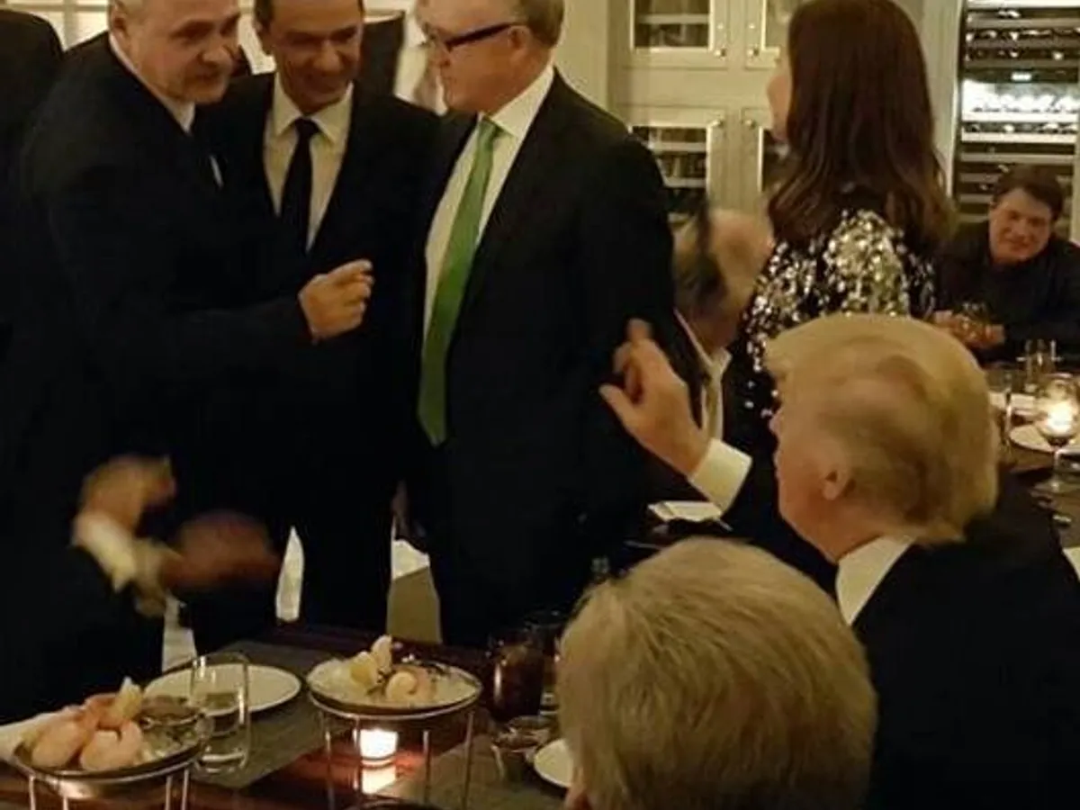 În ianuarie 2017, Dragnea și premierul Grindeanu au fost strecurați la un dineu oferit de Donald Trump, unde au reușit să-și facă o poză cu președintele SUA Foto: Facebook