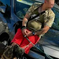 Bărbat, prins de jandarmi în timp ce aborda eleve pentru videochat, în parcarea unui liceu din țară - Foto: IPJ Iași