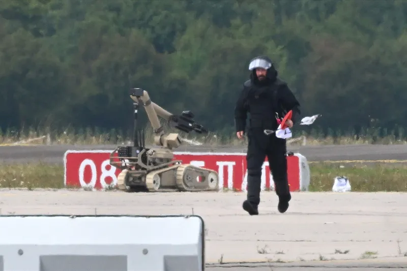 Poliția germană a folosit un robot de dezamorsare a bombelor pentru a recupera drona de pe aroportul Leipzig -  Foto: Profimedia Images