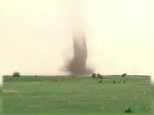 Vijeliile s-au întors. O tornadă puternică a luat pe sus acoperișul unei case din Brăila - Foto Captură video / imagini cu caracter ilustrativ