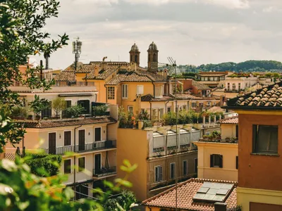 Imagine de ansamblu cu clădiri în Roma - Foto: Pexels/Ensar