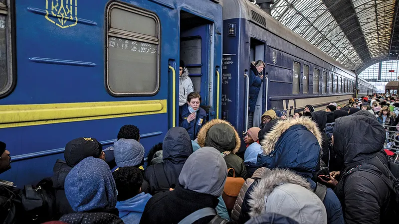 Mulțimile așteaptă să se îmbarce într-un tren către granița Lvov-Holovni în Polonia