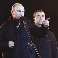 VARIANTE  Președintele Rusiei,  Vladimir Putin, îi arată  fostului premier Dmitri Medvedev, fidelul său, un viitor care  nu s-a clarificat întru-totul - Foto: Getty Images