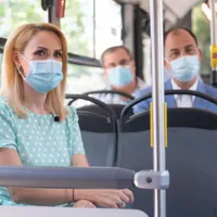 Gabriela Firea, exercițiu de imagine în autobuz. FOTO: Facebook