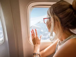 Motivul pentru care o tânără a fost felicitată că NU a cedat locul de la geam din avion unui copil - Foto: Freepik (imagine cu rol ilustrativ)