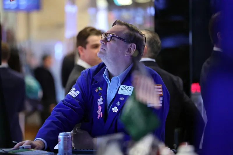 Un trader de la New York Stock Exchage urmăreşte cu îngrijorare evoluţiile pieţei - Foto: Profimedia Images