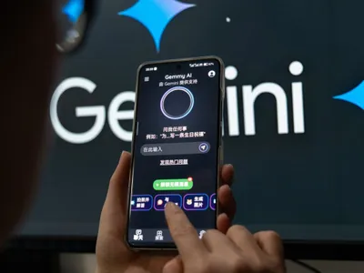 Un user încearcă aplicaţia Google Gemini, pe smartphone, în Shanghai, China - Foto: Profimedia Images