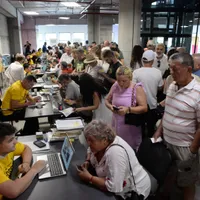 Sute de bucureșteni au stat la coadă să-și ia case cu 35.000 € de la George Simion - Foto: Facebook/ AUR