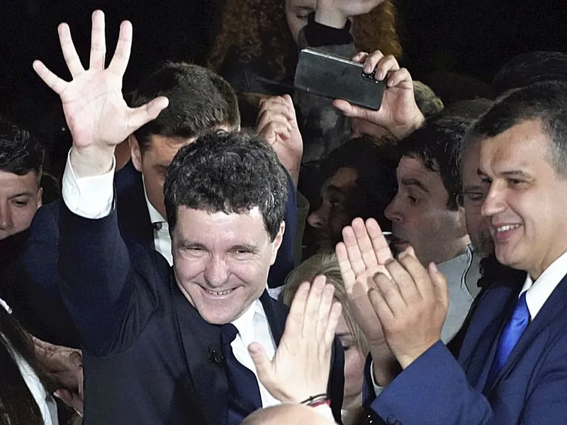 Nicuşor Dan, duminică seară, în faţa susţinătorilor săi, sărbătorind victoria - Foto: Profimedia Images