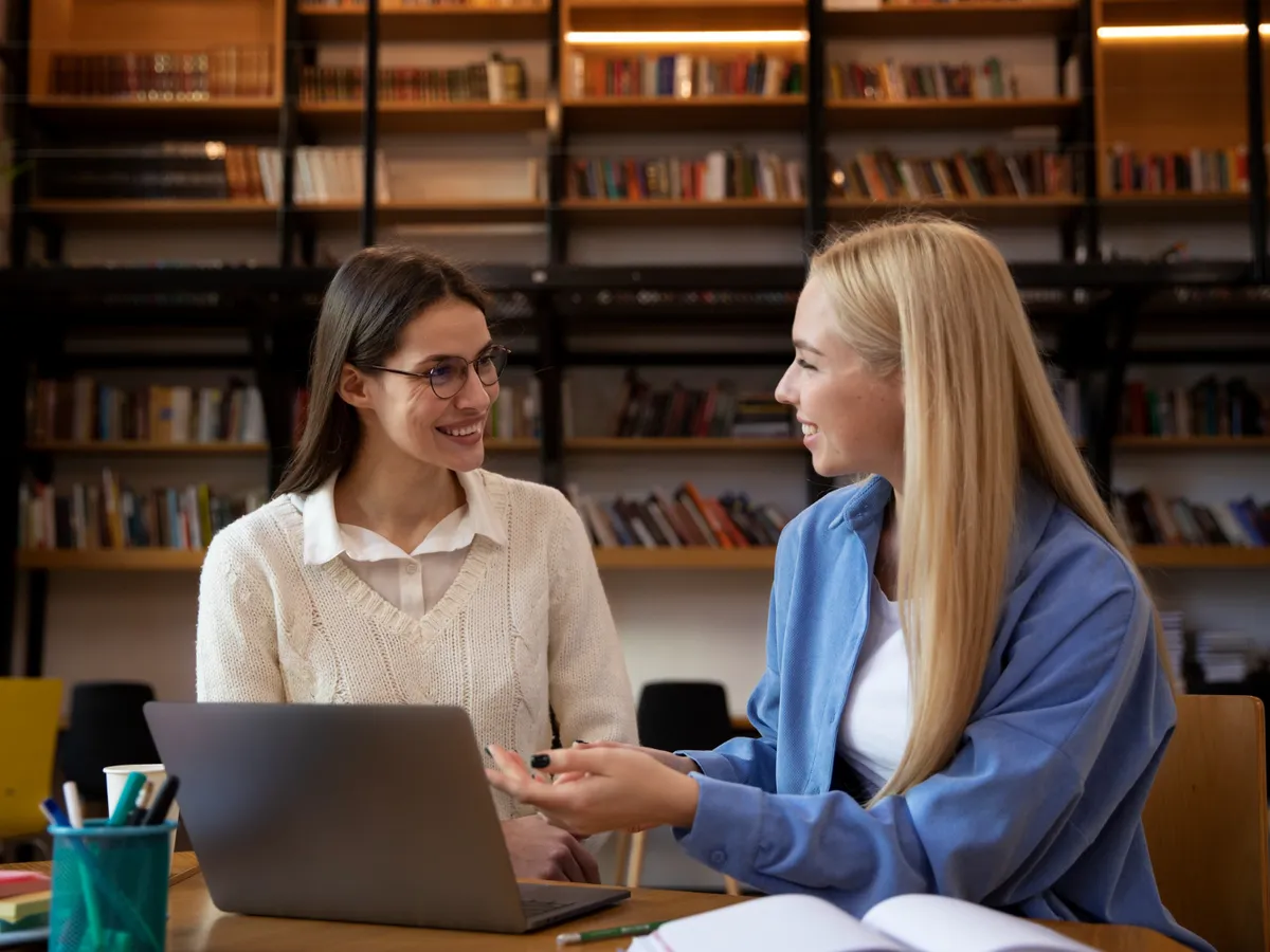 Mai multe locuri pentru internship la firme private și instituții de stat. De ce vor mai beneficia tinerii?