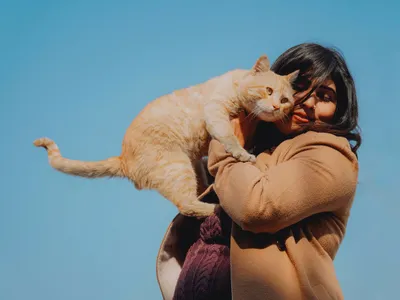 Femeie cu pisică în brațe - Foto: Pexels (cu rol ilustrativ)