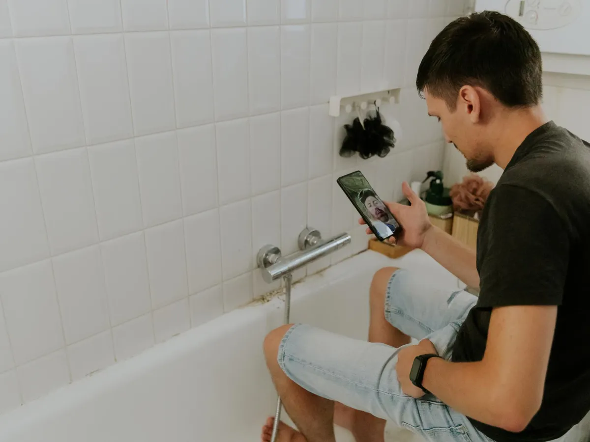 Persoană cu telefonul la toaletă - Foto: Freepik (Imagine cu rol ilustrativ)