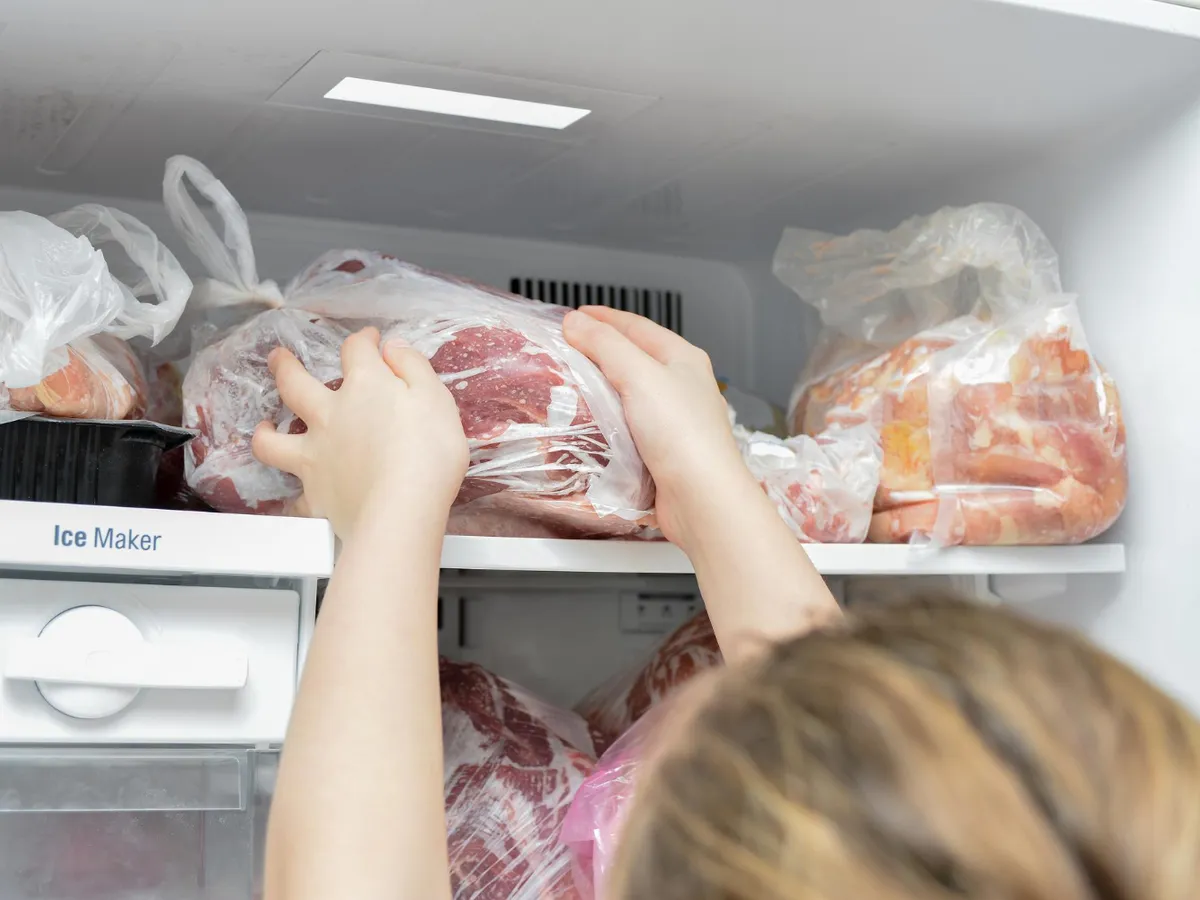 Femeie care decongelează carne - Foto: Freepik (Imagine cu rol ilustrativ)