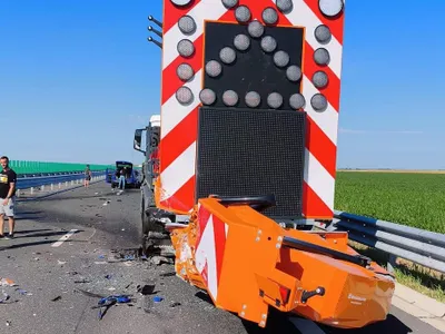 O autospecială cu atenuator de impact și-a făcut treaba pe autostrada Pitești-Craiova - Foto: Facebook / CNAIR