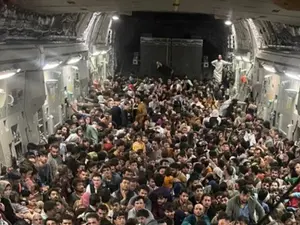 FOTO 640 de afgani, înghesuiți într-un avion american, salvați din calea talibanilor / indiatoday.in