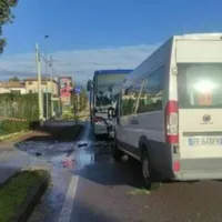 Șoferul unui microbuz școlar a murit subit la volan. Mașina s-a izbit violent de un autobuz - FOTO: ilgazzettino
