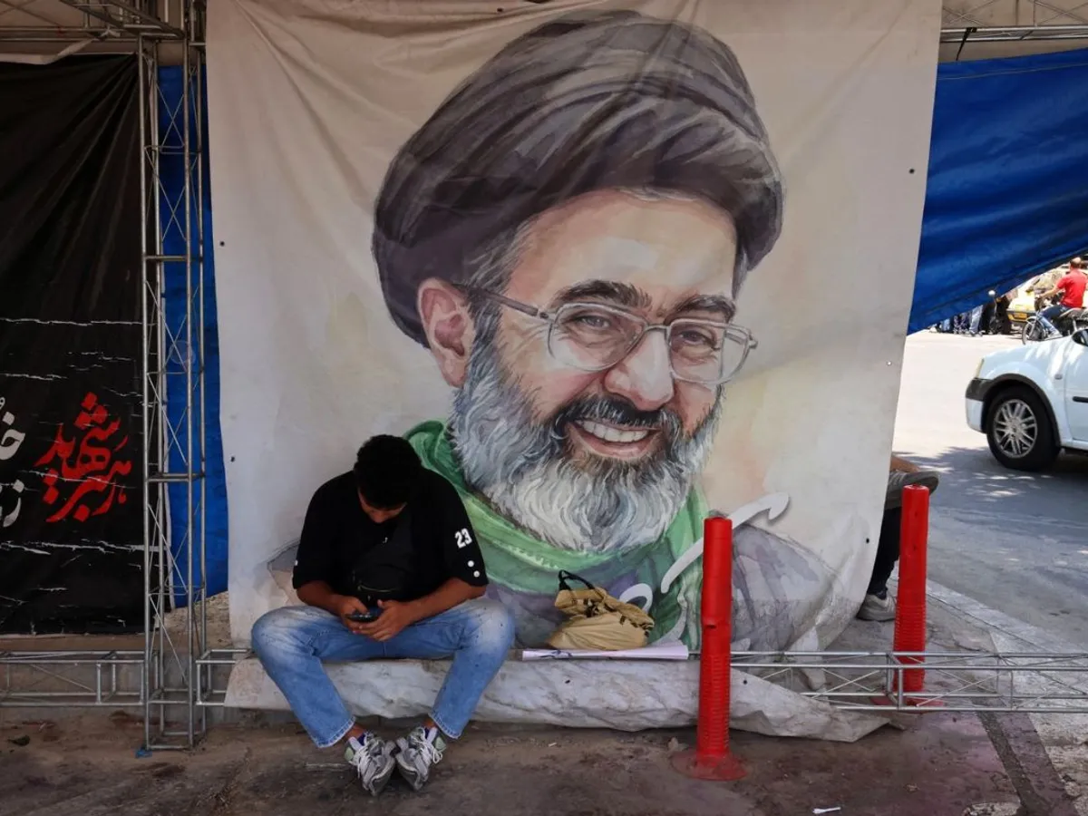 Un bărbat stă în fața unui poster cu portretul lui Mojtaba Khamenei, în Piața Vanak, din Teheran - Foto: Profimedia Images