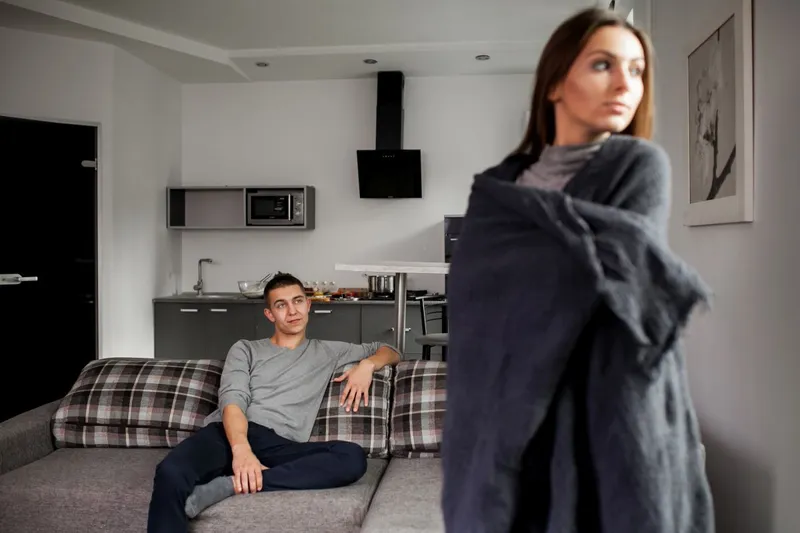 T&acirc;năr cuplu &icirc;n casă nouă - Foto: magnific/senivpetro