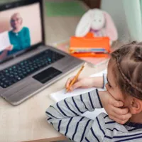 14 școli din Capitală nu au convins niciun profesor să se vaccineze. Tot atâtea au ieșit din online/ Huff UK