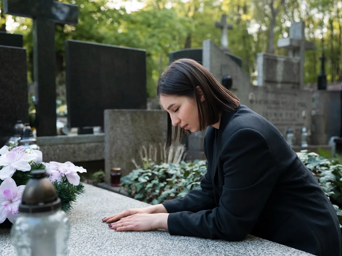 Femeie la un mormânt - Foto: Freepik (Imagine cu rol ilustrativ)