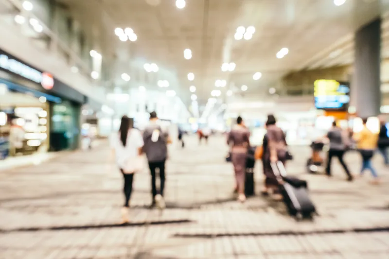 Oameni care merg într-un aeroport cu bagajele - Foto: Freepik (rol ilustrativ)