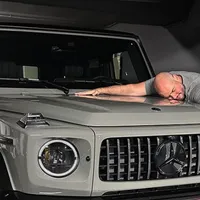 Emil din „Teambuilding”, actorul Matei Dima, are jucărie nouă: Mercedes G-Classe de 200.000 € - Foto: Instagram/@bromania