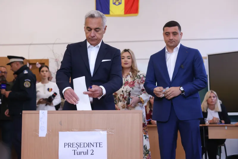 Călin Georgescu și George Simion și soția la vot - Foto: INQUAM PHOTOS / Octav Ganea