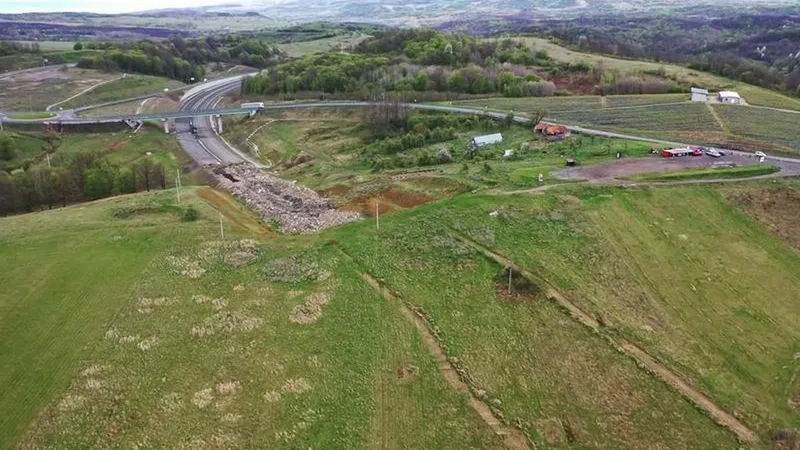 „Autostrada rușinii naționale”: La 8 luni de la reînceperea lucrărilor, au apărut și utilajele - Foto: Facebook/Asociația Pro Infrastructură - Imagine cu rol ilustrativ