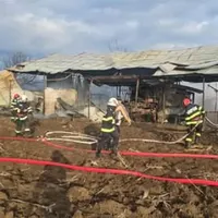 Pericol de explozie. Incendiu la o hală care e învecinată cu un depozit de azotat de amoniu - Foto: Alba24