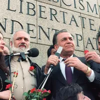 Ion Iliescu, flancat de primul ministru Petre Roman și vicepremierul Gelu Voican Voiculescu, la 27 aprilie 1990 - Foto: Profimedia Images