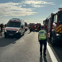 Accident pe A3. Un vehicul a lovit parapetul. O victimă e inconştientă, alte 6, în stare critică - Foto: News.ro