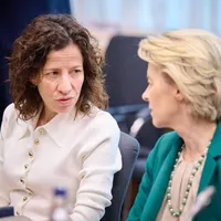 Ursula von der Leyen a făcut schimbări în bugetul UE, la cererea Roxanei Mînzatu. Bani pentru regiunile sărace - Foto: Facebook / Roxana Mînzatu