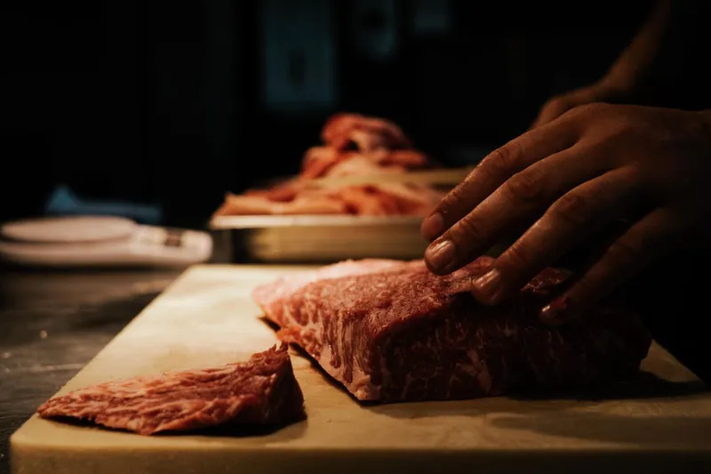 M&acirc;inile unui bucătar care pregătește carne de vită - Foto: Pexels (Imagine cu rol ilustrativ)