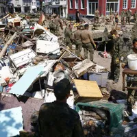 Germania se luptă să cureţe munţii de gunoaie creați de inundațiile devastatoare. / Foto: usnews.com