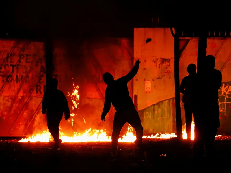 Mulţimea s-a adunat pe artera Lanark Way din Belfast, 'unde un autobuz a fost incendiat', a anunţat poliţia nord-irlandeză. / Foto: agerpres.ro