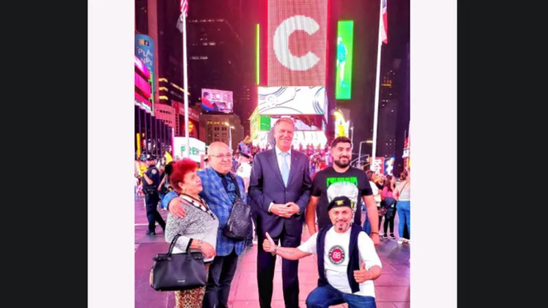 Manelistul s-a pozat cu președintele Iohannis în Time Square. / Foto: Sorinel Pustiu, Facebook
