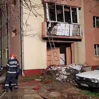 Blocul a luat foc de la niște deșeuri. Foto Tion.ro