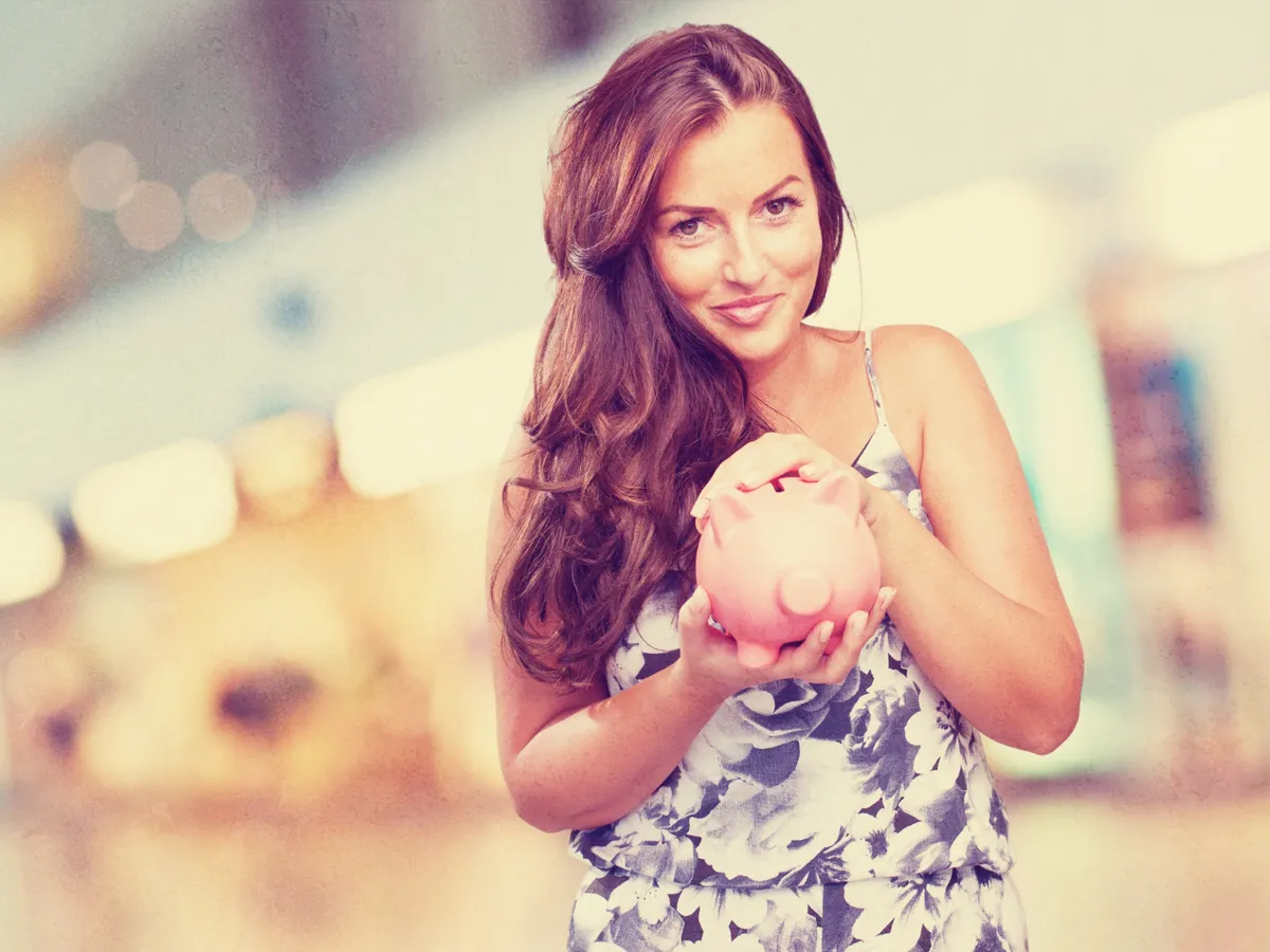 Femeie cu bani - Foto: Freepik