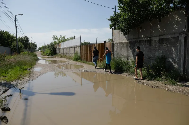 8 iunie 2021. Gropi pe strada Drăganului, undeva &icirc;ntre Bucureşti, Sector 5, şi oraşul Bragadiru - Foto: INQUAM PHOTOS/George Călin