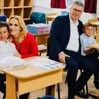 Gabriela Firea și cel mai recent scandal pe care l-a provocat, fotografiindu-se în prima zi de școală cu copiii în bănci, în condițiile în care restul părinților n-au avut voie în școală. Sursa: Facebook