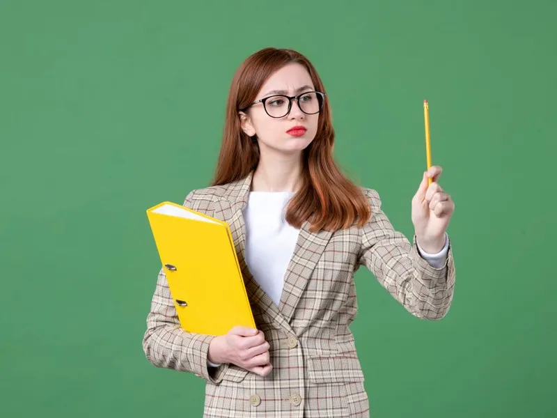 CCR a decis că profesorii pot fi plătiţi pentru 20 de ore ca pentru 18 ore de muncă - Foto: Freepik/KamranAydinov